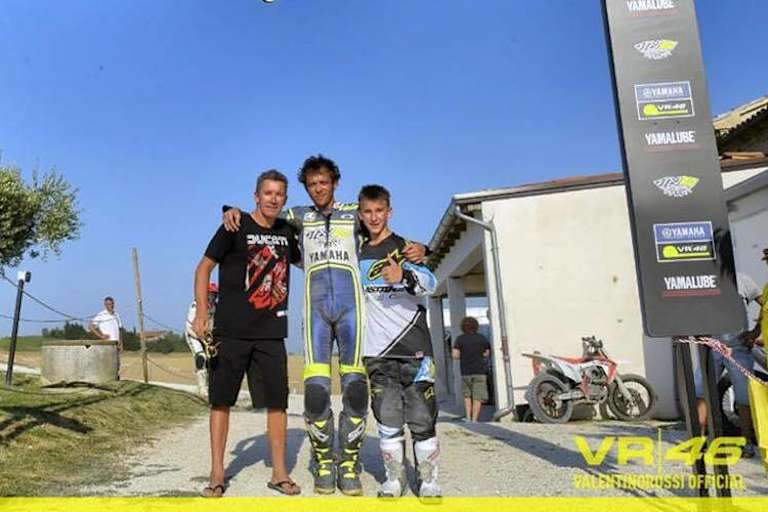 Ein Bild fürs Poesiealbum: Troy Bayliss mit Valentino Rossi und Sohn Oli (v.l.)