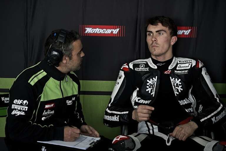 Loris Baz arbeitet konzentriert mit Pere Riba