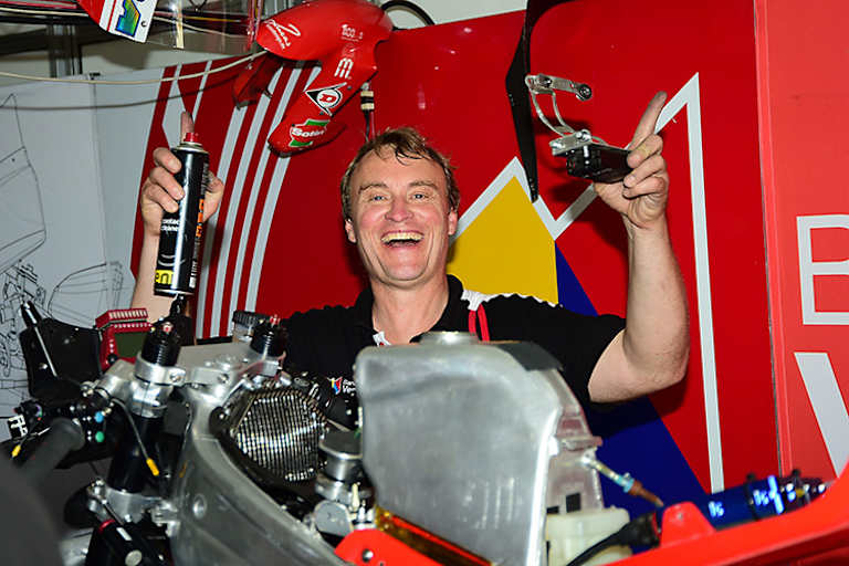 Ralf Waldmann als Mechaniker bei Kiefer