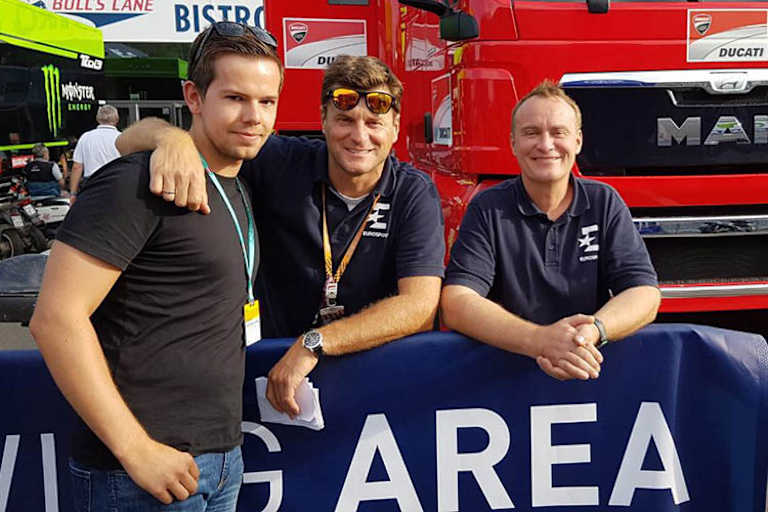 Johannes Orasche (Mitte) mit Waldi, links Kevin Hanus