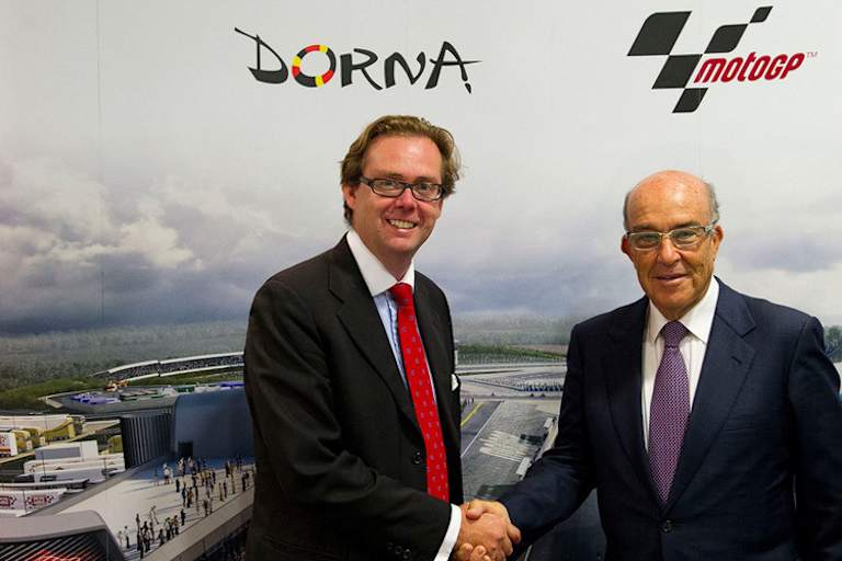 Michael Carrick, CEO Circuit of Wales, mit Carmelo Ezpeleta, CEO Dorna Sports