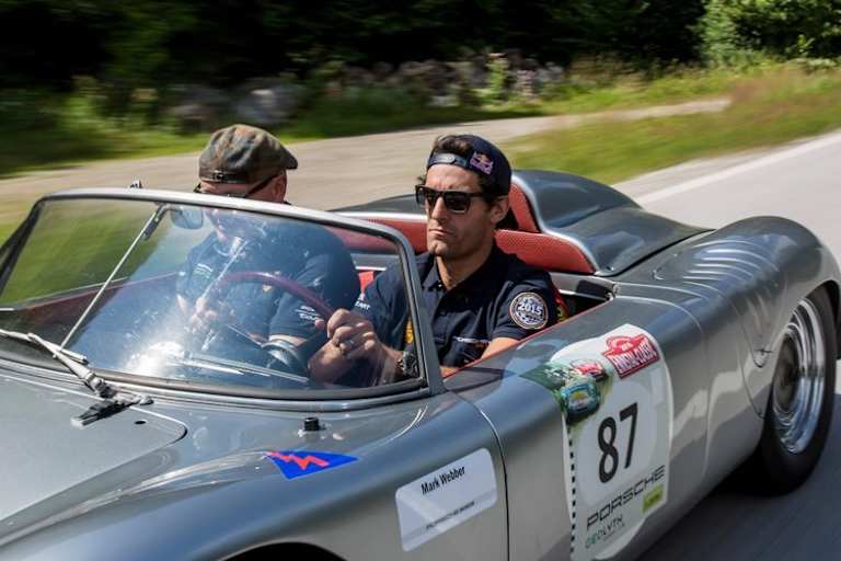 Volle Konzentration am Porsche-Lenkrad
