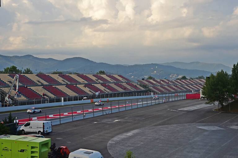 Vor dem Warm-up kreisten die Offical Cars um die Strecke