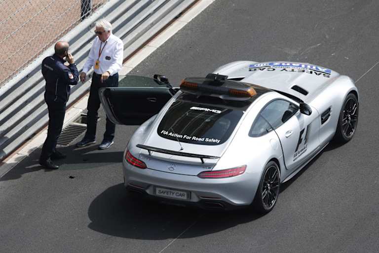 Formel-1-Rennleiter Charlie Whiting schaut sich die Bescherung an