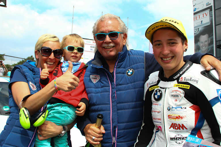 Benny Wilbers (Mitte) engagiert sich in der neuen Klasse SuperNaked