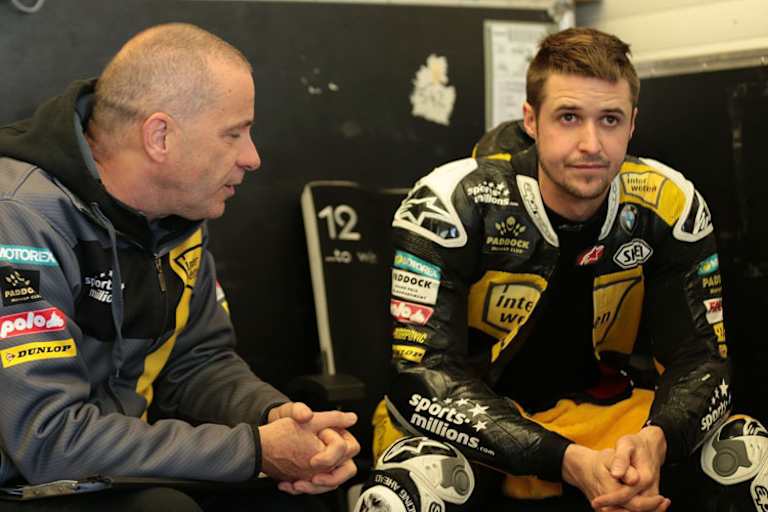 Interwetten-Crew-Chief Alfred Willecke mit Tom Lüthi