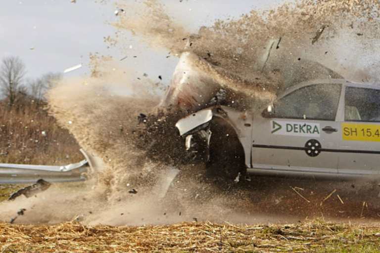 Aufprall mit 113 km/h – die Leitplanke bohrt sich nicht ins Auto