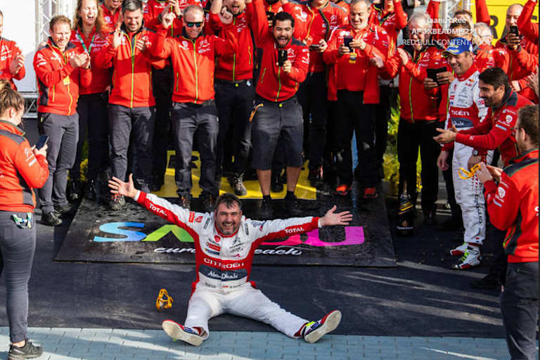 Humor hat er – Loeb-Beifahrer Daniel Elena nach Purzelbaum auf dem Spanien-Podium