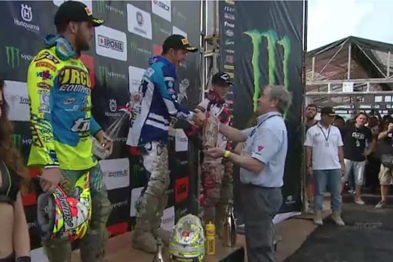 Verwirrung sogar noch auf dem Podium: «Wer bekommt nochmal das 'redplate'?», «Ich nicht», sagt Jeremy Seewer