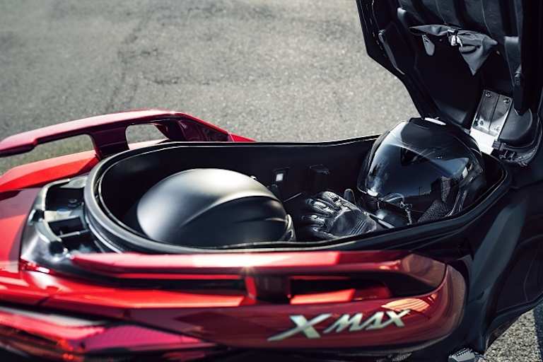 Praxisgerecht: Zwei Integralhelme passen ins Underseat-Staufach