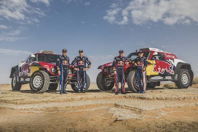 Lucas Cruz, Carlos Sainz, Stéphane Peterhansel mit Gattin Andrea (vlnr)