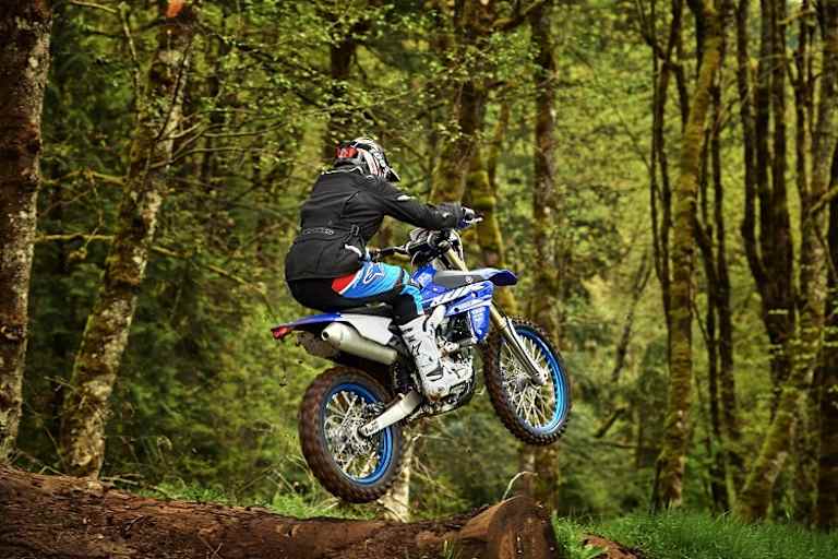 So sahen seine Gegner Loic Larrieu und seine WR 450 F an den Six Days: Von hinten