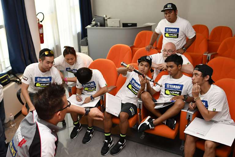 Die Master Camp-Teilnehmer waren auch beim Fahrwerksspezialisten Andreani zu Besuch