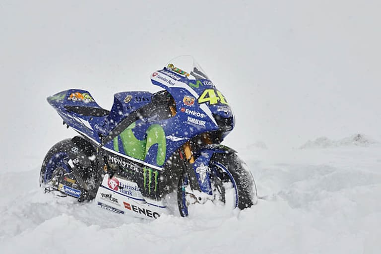 Die Yamaha-Bikes von Valentino Rossi im Tiefschnee