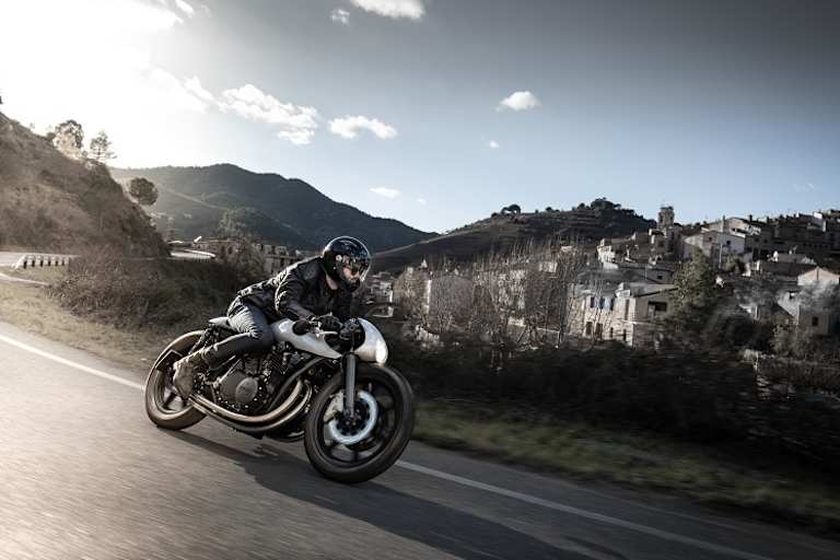 Die Young Guns Fabian Witzig (li.) und Nik Heer verraten mit dem Bild einer gestrippten Yamaha XSR 700 so viel wie nichts