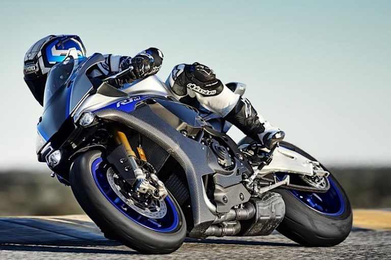 Wer eine 2018er Yamaha R1M gekauft hat, kriegt ein Rundstreckentraining samt Instruktion umsonst dazu