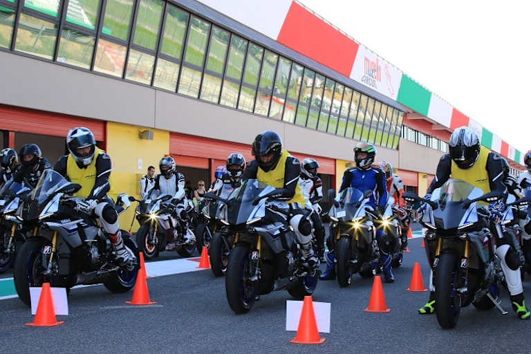 Die R1M-Familie in der Boxengasse von Mugello - gleich gehts los