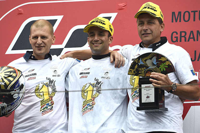 Teamchef Aki Ajo, Moto2-Weltmeister Johann Zarco und sein Manager Laurent Fellon