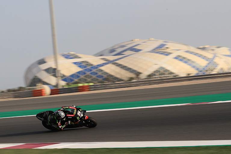 Johann Zarco in Katar vor dem Gebäude, in dem einst die Handball-WM stattfand