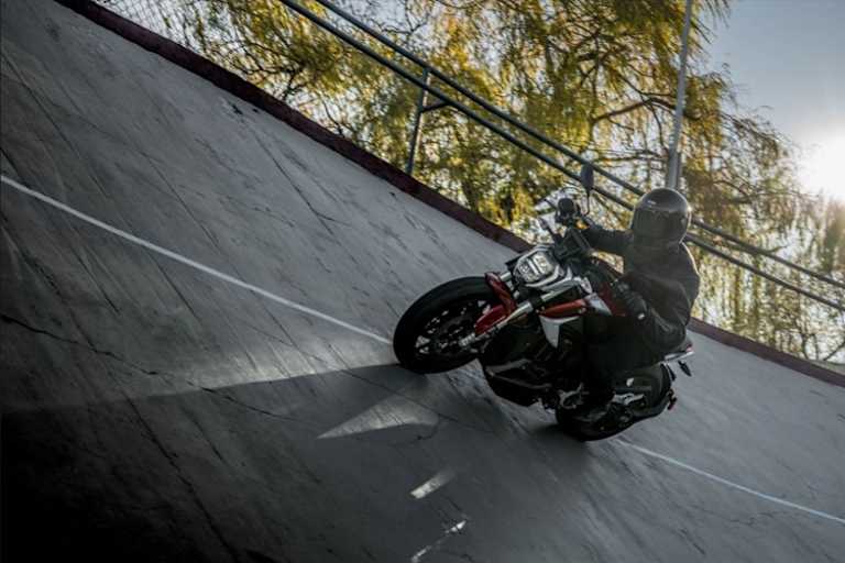 Wir wagen zu spekulieren, dass die Reichweite der Zero SR/F für die ausgedehnte Feierabendrunde auch bei Einsatz der optionalen Heizgriffe ausreicht 