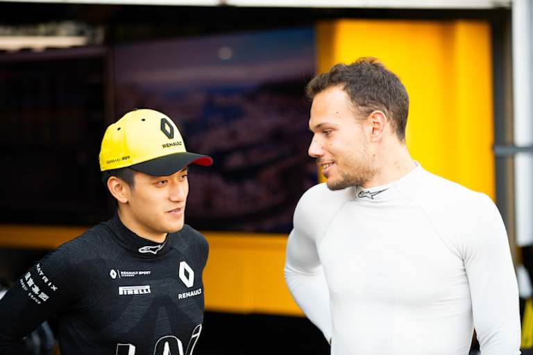 Die erste Startreihe in England: Guanyu Zhou vor Luca Ghiotto