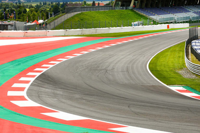 Zieliurve: Die Fahrer sollten auf dem schwarzen Asphalt bleiben