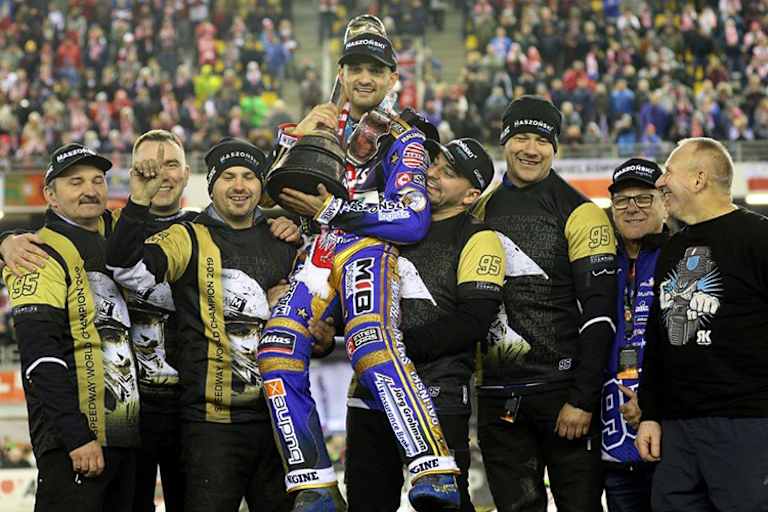 Weltmeister Bartosz Zmarzlik mit seinem Team