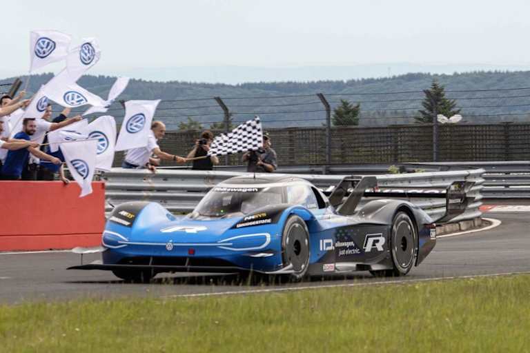Großer Jubel: Der VW ID.R fährt den Elektro-Rekord auf der Nordschleife