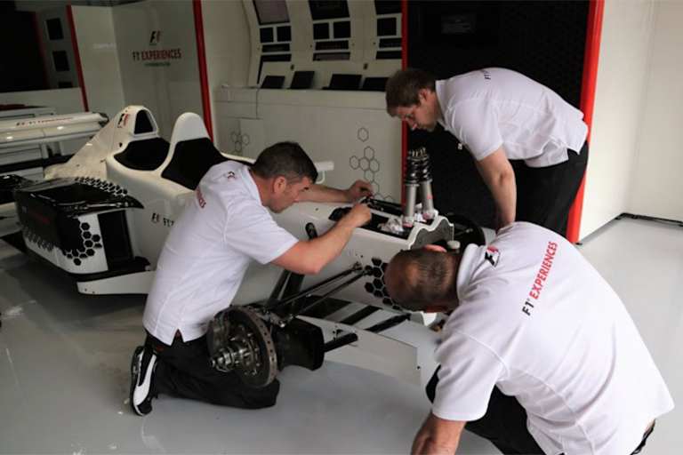 Arbeit an einem der beiden Zweisitzer