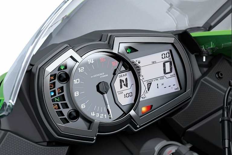 Zusätzliche Anzeigen und eine 12V-Steckdose im aufgerüsteten Cockpit