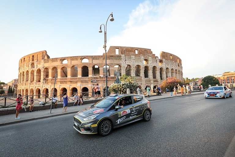 Die Auto-Parade führt auch am Kolosseum vorbei