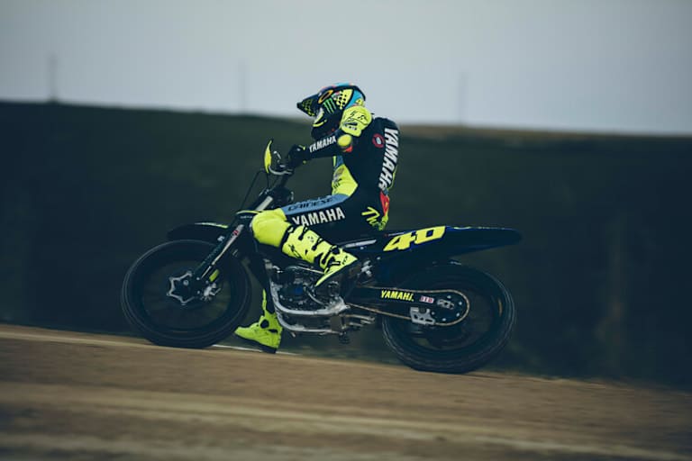 Auf der Ranch wird er mit Dainese, AGV und TCX unterwegs sein