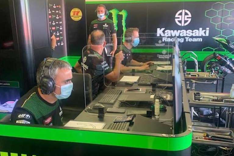 Corona-Maßnahmen in der Box von Kawasaki: Mund- und Nasenschutz, Trennwände