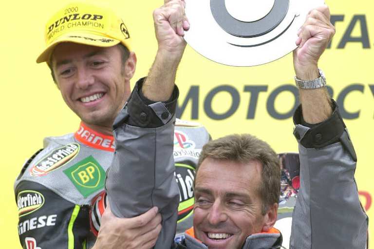 Olivier Jacque (links) bescherte Hervé Poncharal 2000 den 250er-WM-Titel