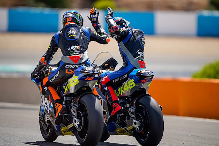 Abklatschen zwischen Marini (li.) und Bezzecchi unmittelbar vor der Kollision