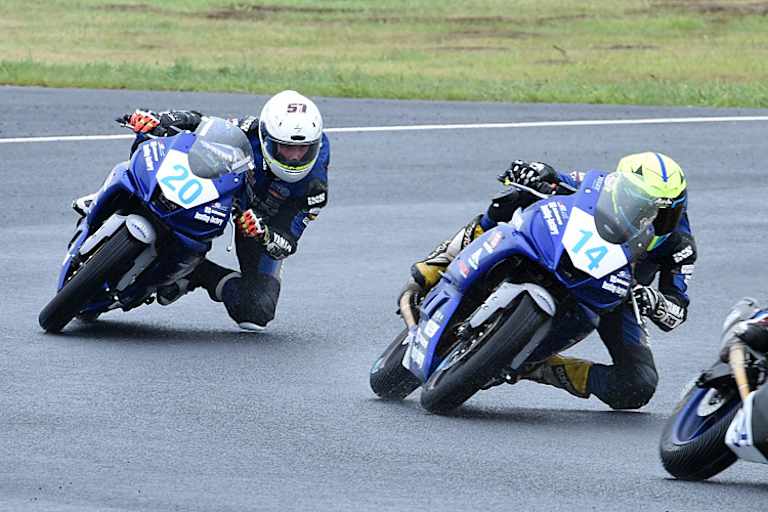 Stallinterner Zweikampf zwischen Leo Rammerstorfer (14) und Benjamin Baumgartner (20)