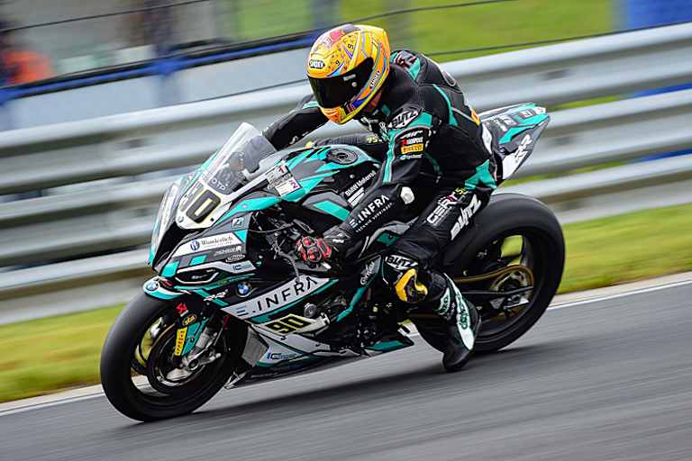 Toni Finsterbusch auf dem IDM-Bike