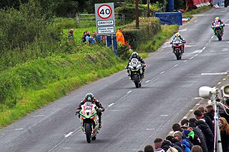 Derek Sheils führt im Open Superbike-Rennen vor Thomas Maxwell und Adam McLean