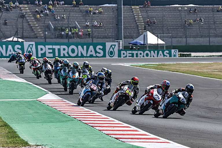 Dicht gedrängt geht es in die letzte Kurve