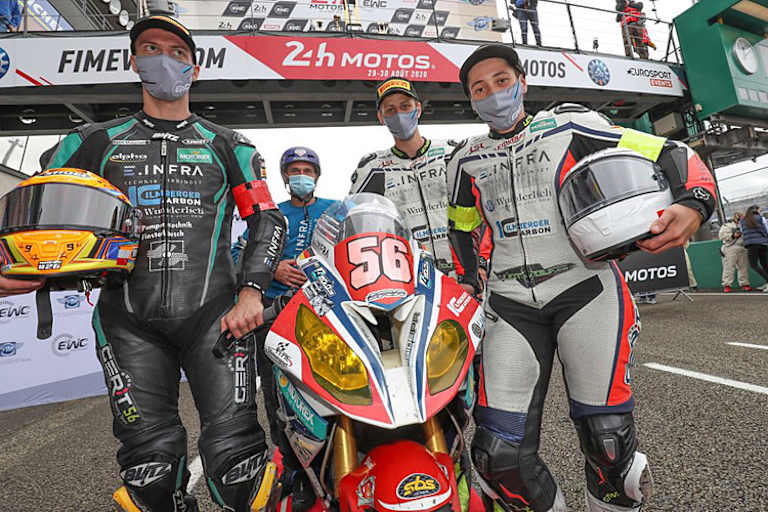 Toni Finsterbusch neben Stefan Kerschbaumer, Lucy Glöckner nach seinem Sieg in Le Mans