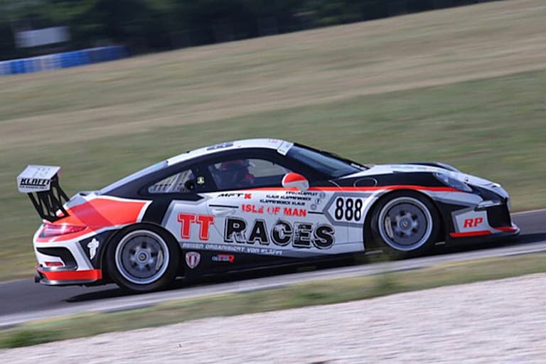 Der Seitenwagen-Weltmeister 2001 kann es auch auf vier Rädern