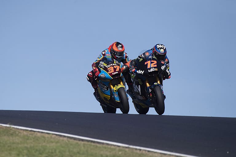 Augusto Fernandez (li.) im harten Infight mit Marco Bezzecchi