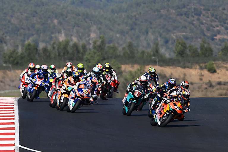 Tetsuta Nagashima (45) führt das Verfolgerfeld an