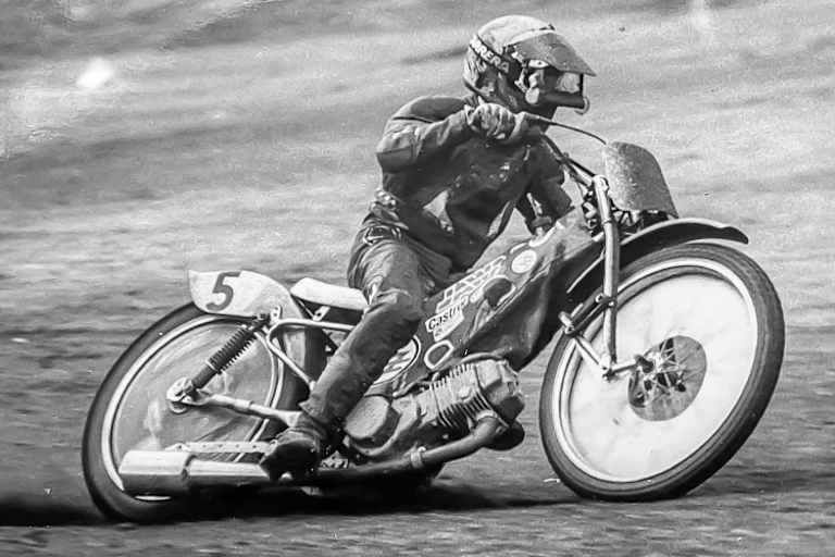 Detlef Conradi 1994 mit einem Zierk-Jawa in Rastede