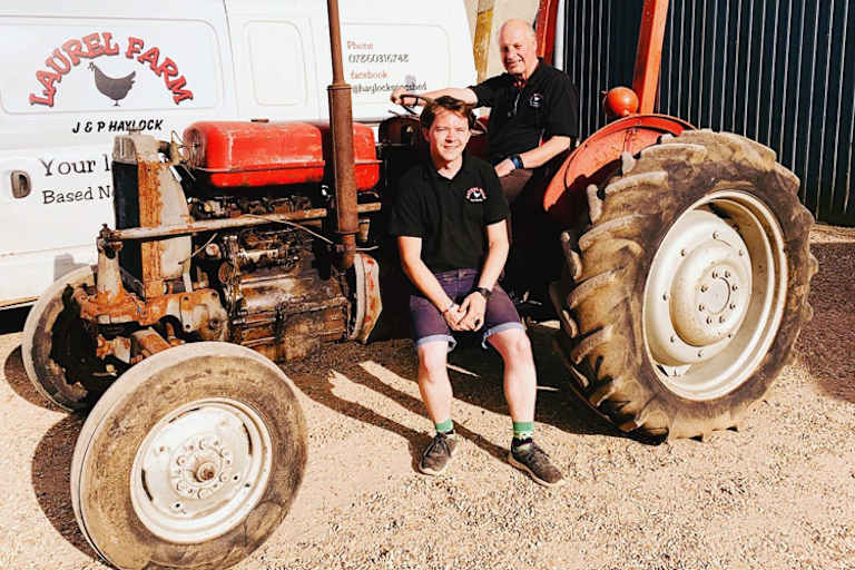 James Shanes mit seinem Schwiegervater auf dem restaurierten Trecker