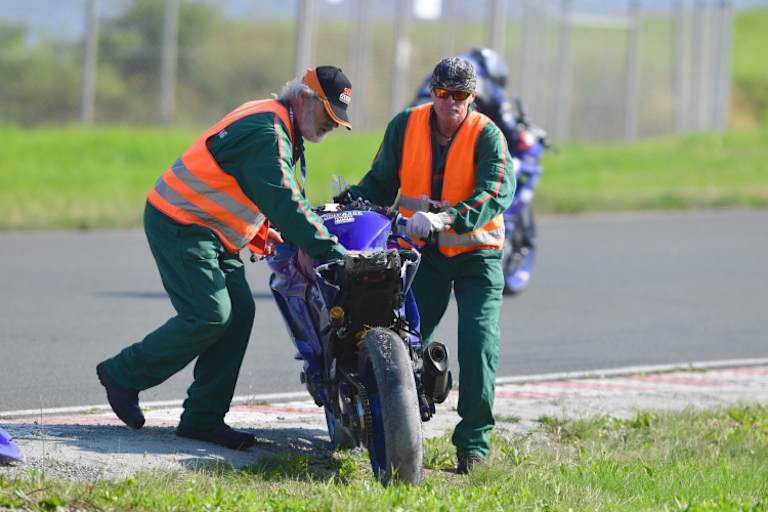 Nach einem Sturz musste auch das Bike schnell von der Strecke gebracht werden