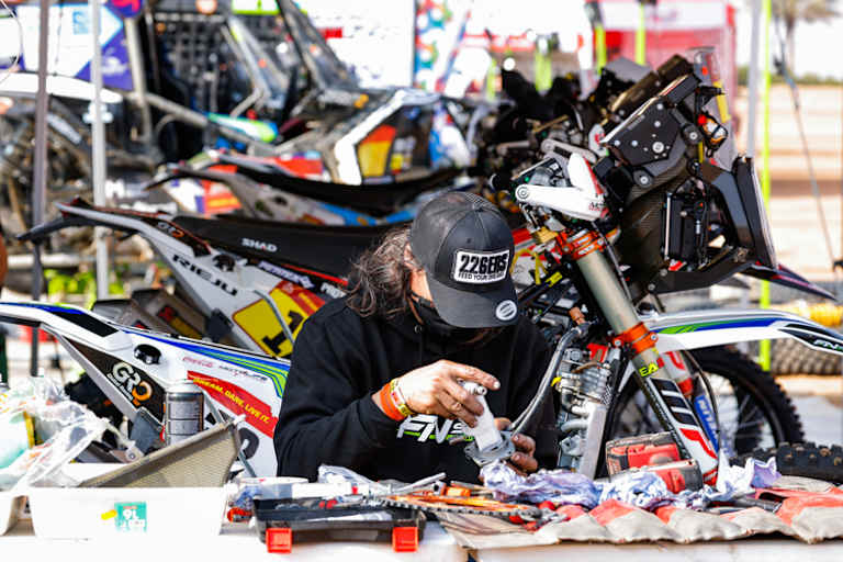 Der Bike-Service muss nach der Marathon-Etappe von den Fahrern selbst durchgeführt werden