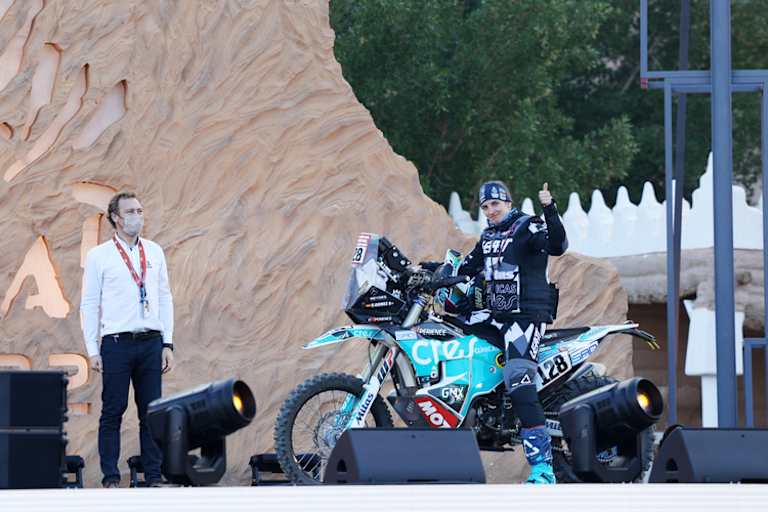 Andra Gomez beim Start in die Rallye 2022