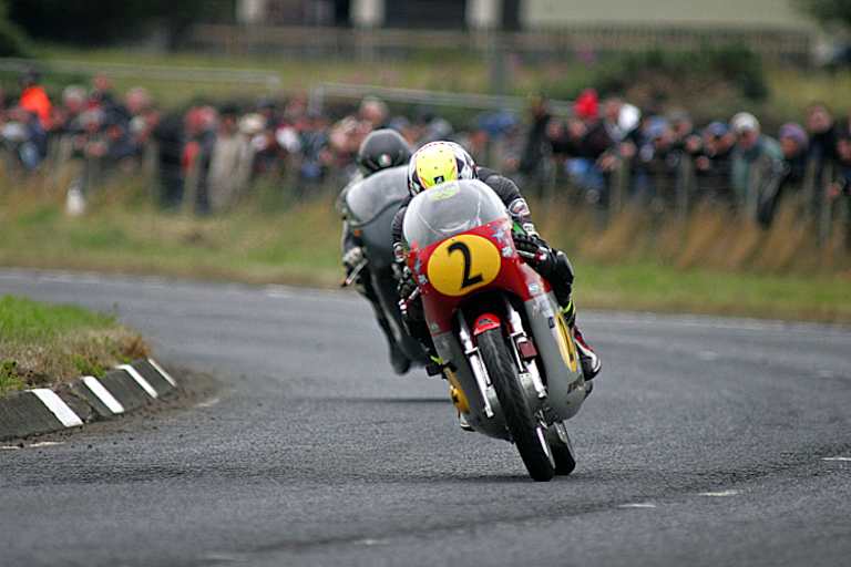 Ian Lougher (2) lässt Guy Martin keine Chance