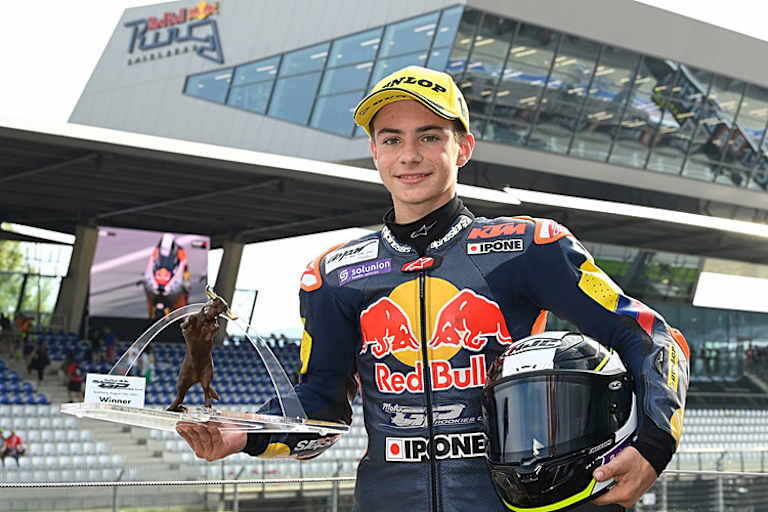 Der Kolmbianer David Alonso präsentiert stolz seine Trohäe für den Sieg auf dem red Bull Ring